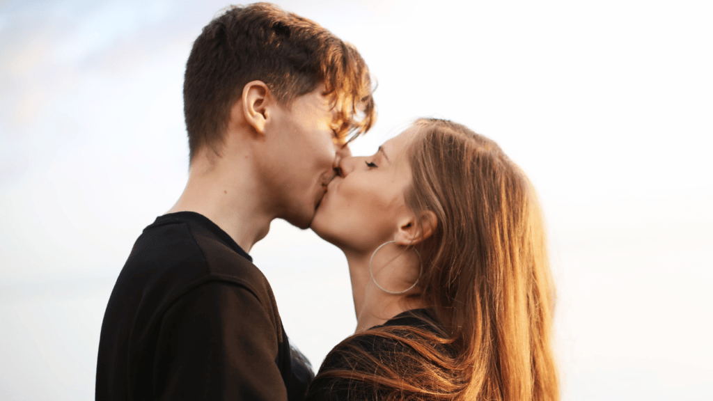 poljubac sa partnerom je univerzalni jezik koji nadilazi vrijeme i granice.